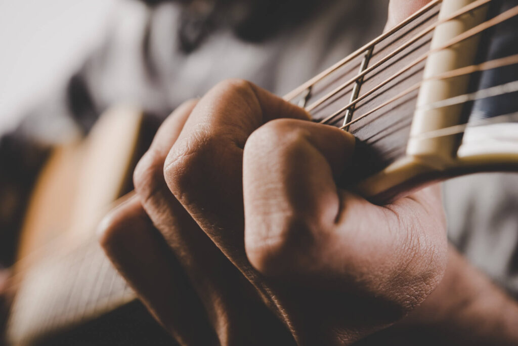 Pessoa a tocar uma viola